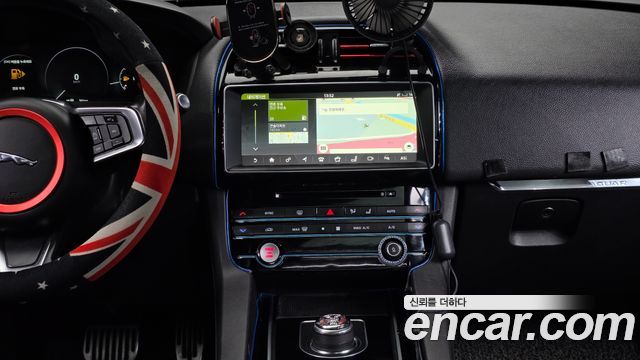 Jaguar F-PACE 2018 — photo 14