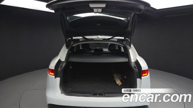 Jaguar F-PACE 2018 — photo 20