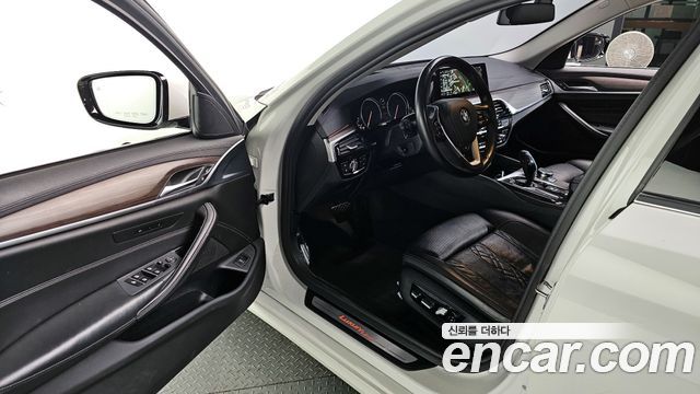 BMW 5-Series 2018 — photo 10