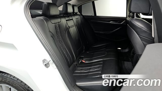 BMW 5-Series 2018 — photo 11