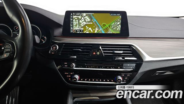 BMW 5-Series 2018 — photo 13