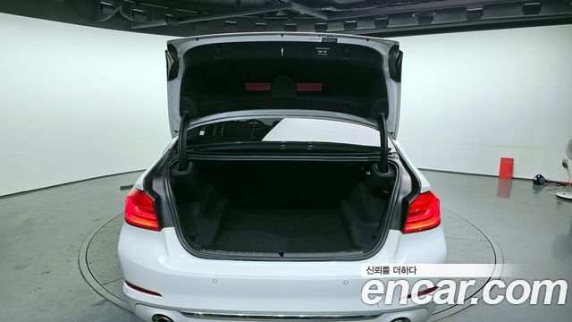 BMW 5-Series 2018 — photo 20