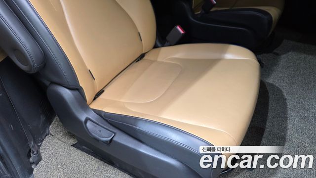 Kia Canival 2021 — photo 16