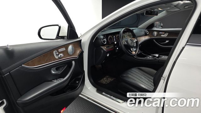 Mercedes-Benz E-Class 2018 — photo 10