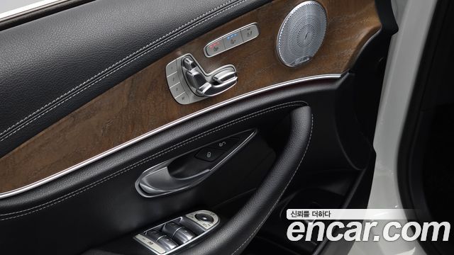 Mercedes-Benz E-Class 2018 — photo 11