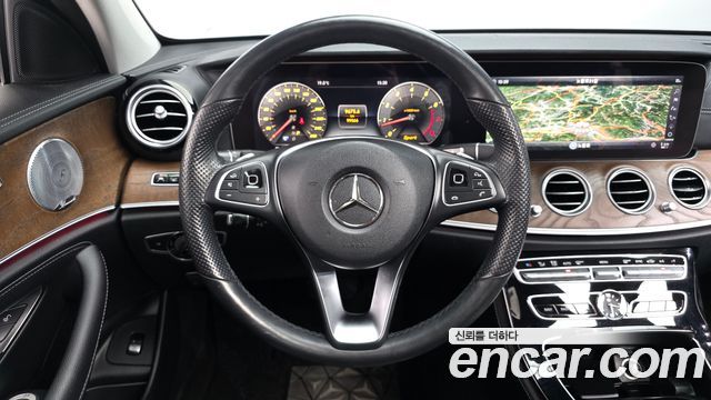Mercedes-Benz E-Class 2018 — photo 13
