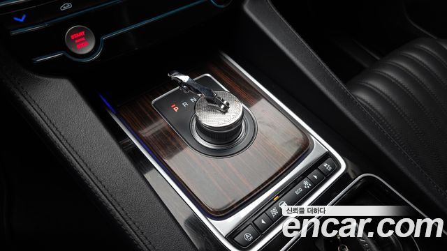 Jaguar F-PACE 2018 — photo 12