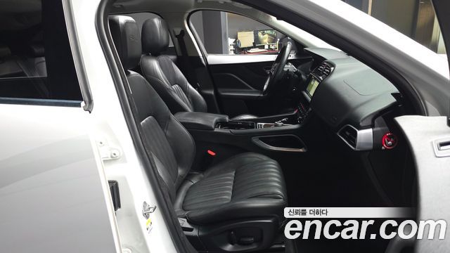 Jaguar F-PACE 2018 — photo 17