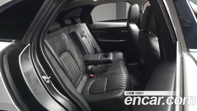 Jaguar F-PACE 2018 — photo 18