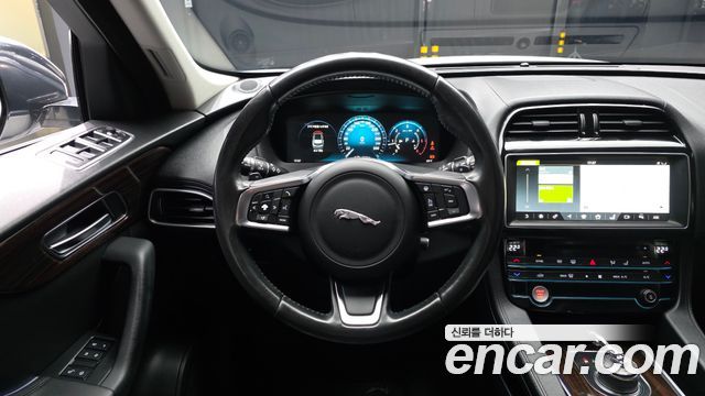 Jaguar F-PACE 2018 — photo 19