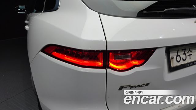 Jaguar F-PACE 2018 — photo 9