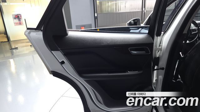 Jaguar F-PACE 2018 — photo 15