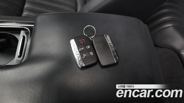 Jaguar F-PACE 2018 — photo 27