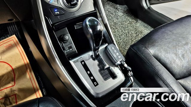 Hyundai AVANTE 2013 — photo 11
