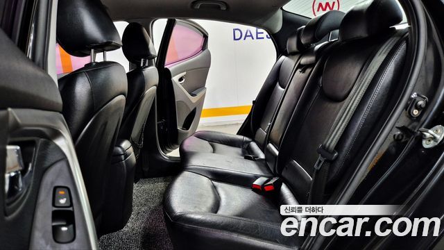 Hyundai AVANTE 2013 — photo 13