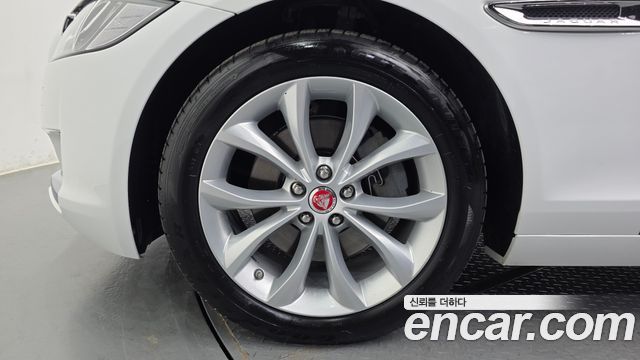 Jaguar XF 2019 — photo 5