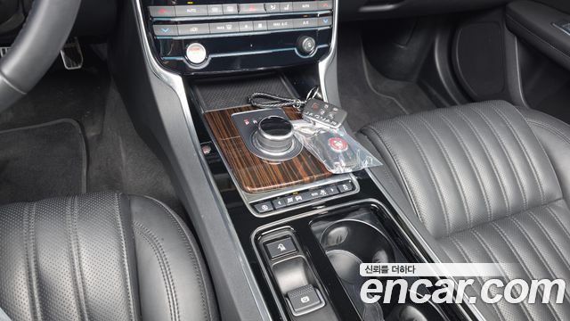 Jaguar XF 2019 — photo 12