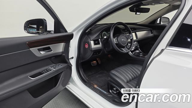 Jaguar XF 2019 — photo 13