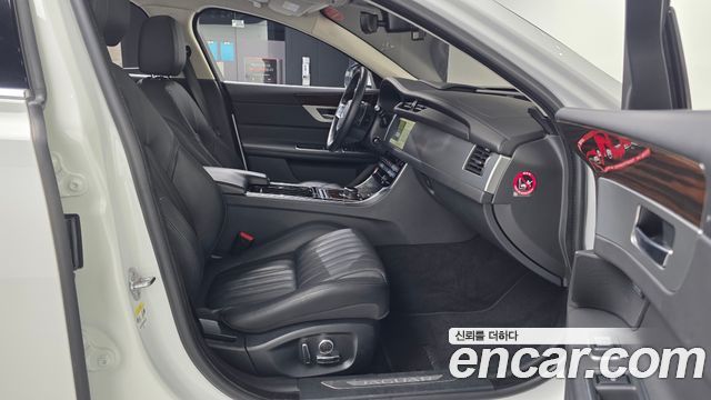 Jaguar XF 2019 — photo 17