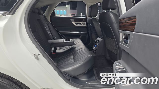 Jaguar XF 2019 — photo 18
