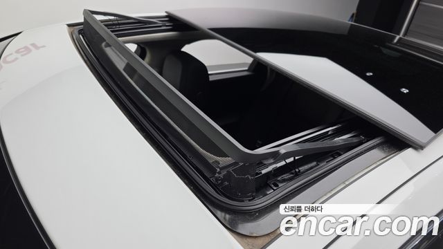 Jaguar XF 2019 — photo 25