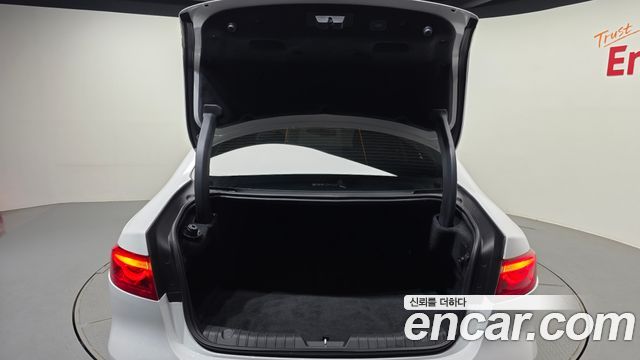 Jaguar XF 2019 — photo 26