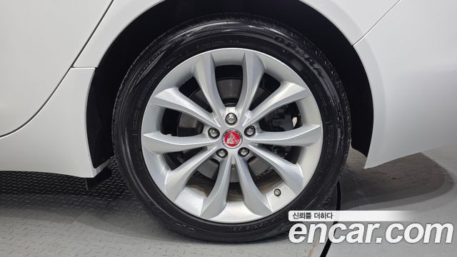 Jaguar XF 2019 — photo 7