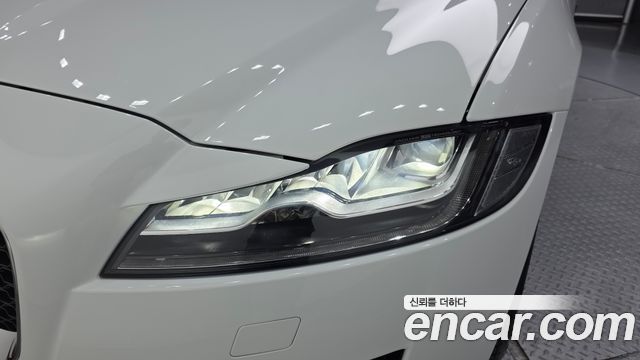 Jaguar XF 2019 — photo 8