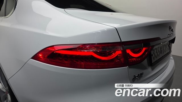 Jaguar XF 2019 — photo 9