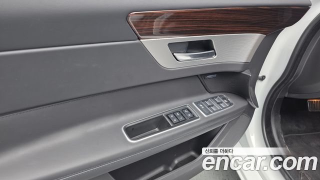 Jaguar XF 2019 — photo 14