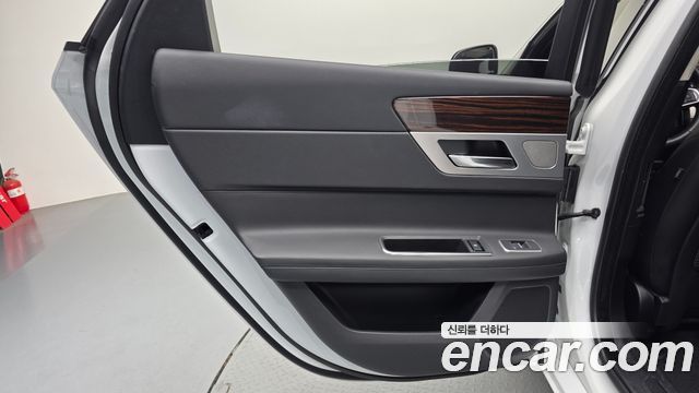 Jaguar XF 2019 — photo 15
