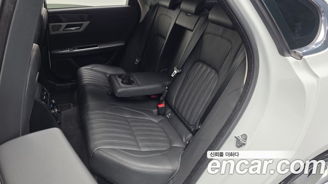 Jaguar XF 2019 — photo 16