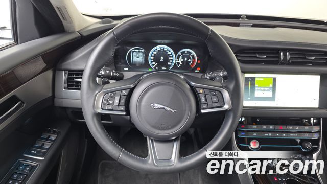 Jaguar XF 2019 — photo 27