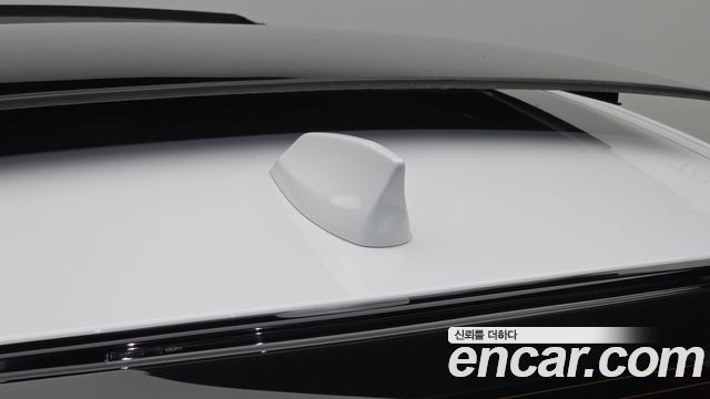 Jaguar XF 2019 — photo 28