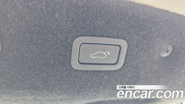 Jaguar XF 2019 — photo 33