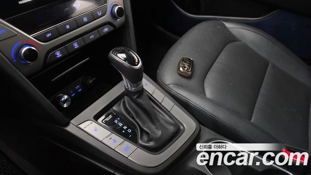 Hyundai AVANTE 2017 — photo 12