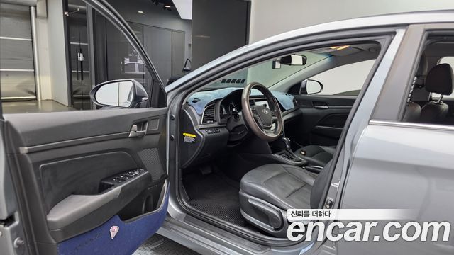 Hyundai AVANTE 2017 — photo 13