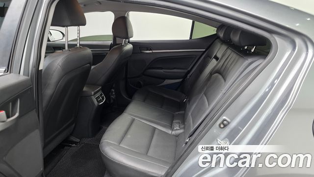 Hyundai AVANTE 2017 — photo 18