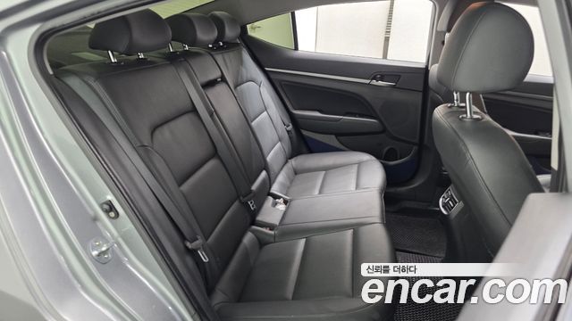 Hyundai AVANTE 2017 — photo 16