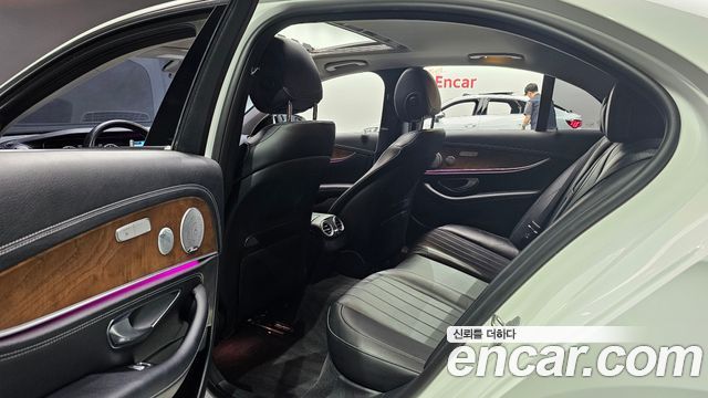 Mercedes-Benz E-Class 2018 — photo 11