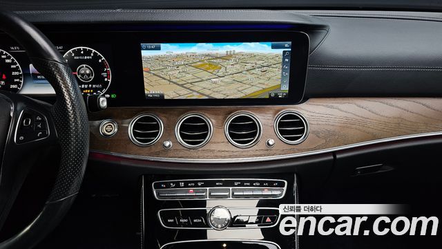 Mercedes-Benz E-Class 2018 — photo 12