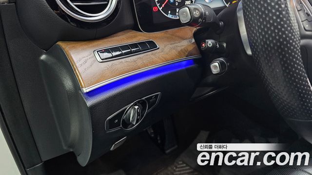 Mercedes-Benz E-Class 2018 — photo 19