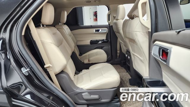 Ford Explorer 2021 — photo 11
