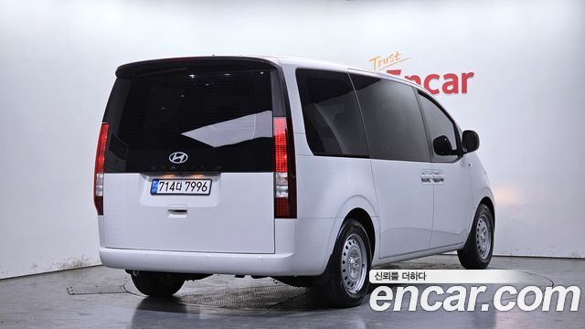 Hyundai Staria 2025 — photo 2