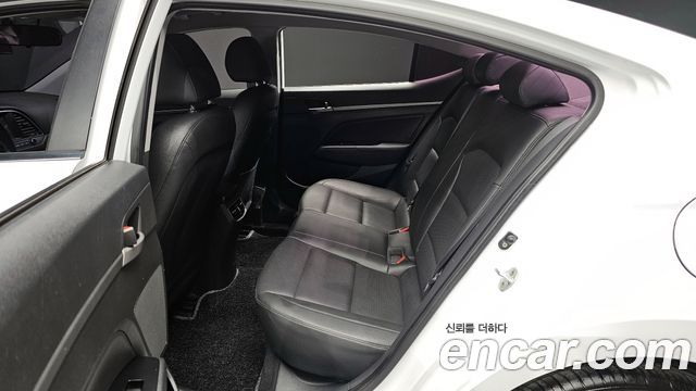 Hyundai AVANTE 2016 — photo 17