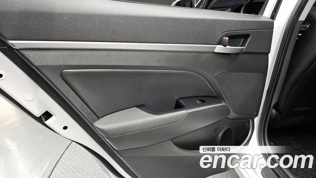 Hyundai AVANTE 2016 — photo 15