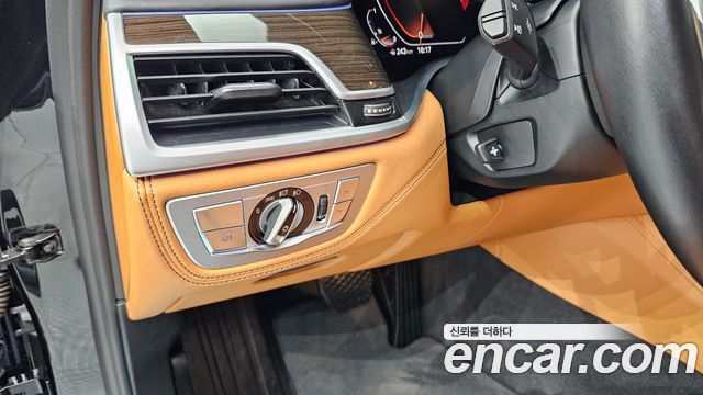 BMW 7-Series 2020 — photo 11
