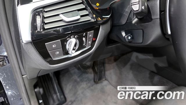 BMW 5-Series 2019 — photo 24