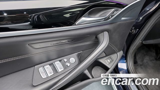 BMW 5-Series 2019 — photo 25