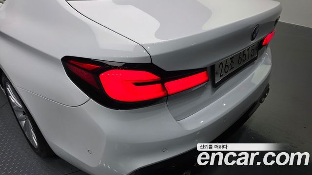 BMW 5-Series 2019 — photo 9